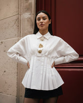 Chemise à plis et boutons décoratifs